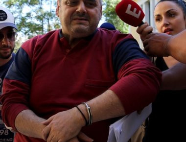 Δεκτός με ύβρεις και κατάρες στην Ευελπίδων ο βιαστής της 22χρονης φοιτήτριας στην Δάφνη (φωτό) (upd)